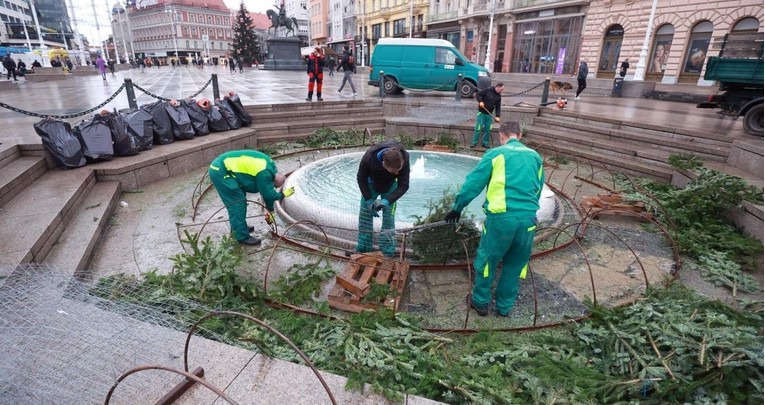 Gotovo je: Uklanja se zagrebački Advent