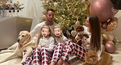 Rakitići čestitali Božić obiteljskom fotografijom ispred okićenog drvca