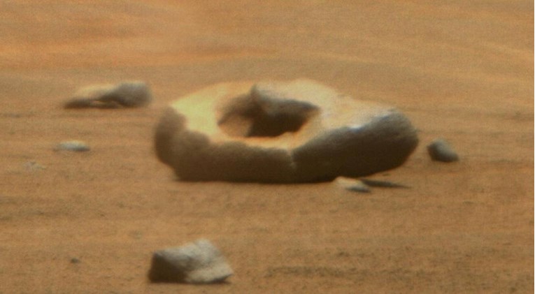 FOTO Na Marsu snimljena neobična stijena u obliku krafne