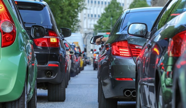 Velike članice EU troše milijarde na službene aute na fosilna goriva