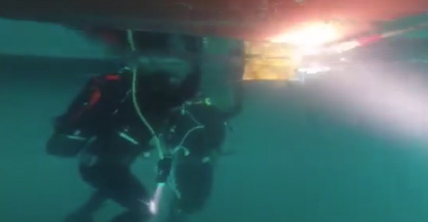 VIDEO Objavljeni detalji, pogledajte kako ronioci traže kokain ispod broda u Pločama