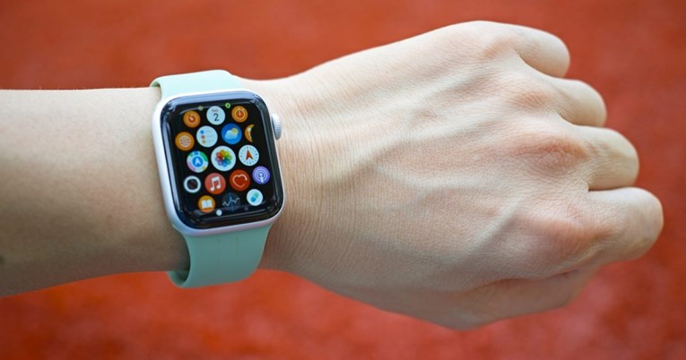 Apple odustaje od plastičnog sata?