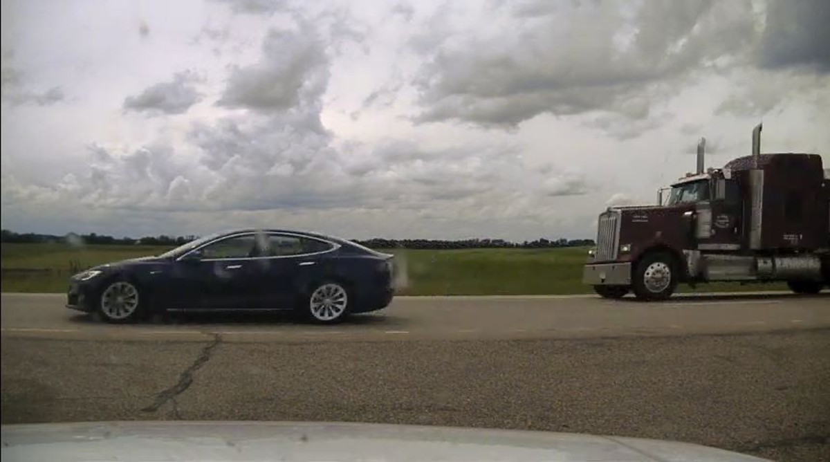 Još jedan idiot vozio Teslu na autopilotu i spavao, policija ga je kaznila