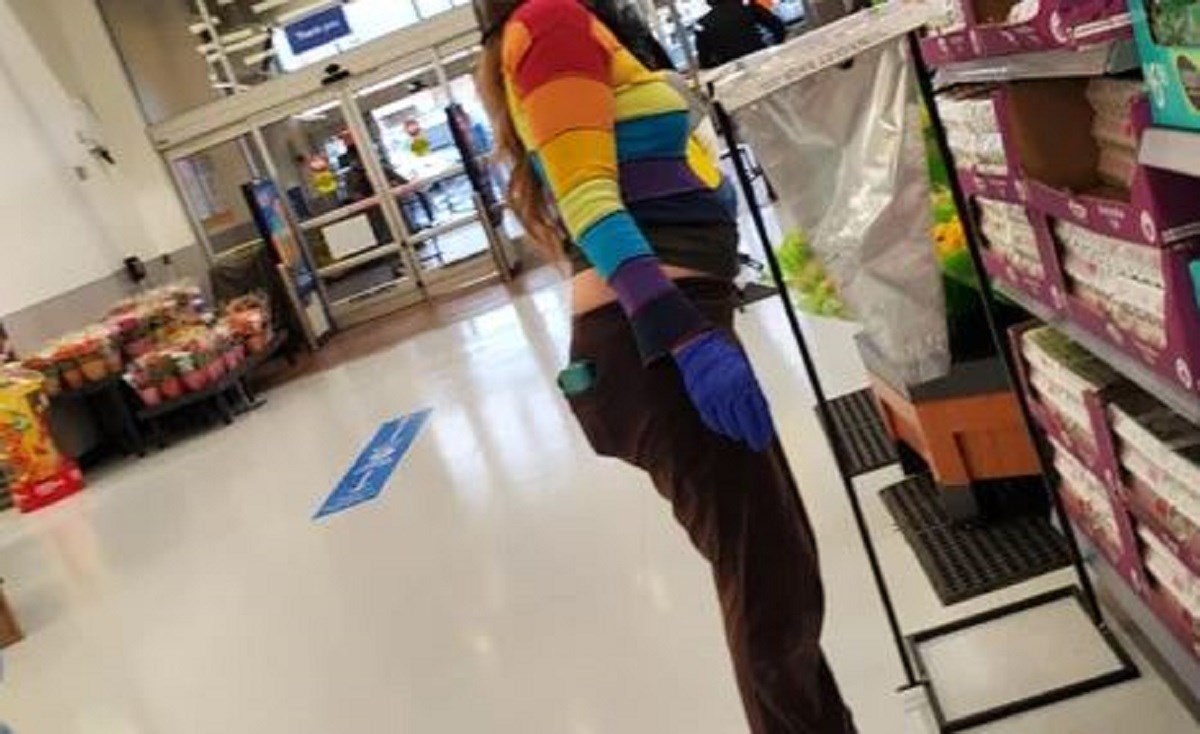 "Kovidiot": Fotka žene u dućanu postala predmet sprdnje zbog onoga što ima na glavi