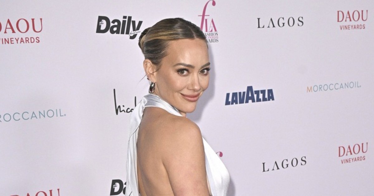 Hilary Duff zablistala u elegantnoj haljini Victorije Beckham