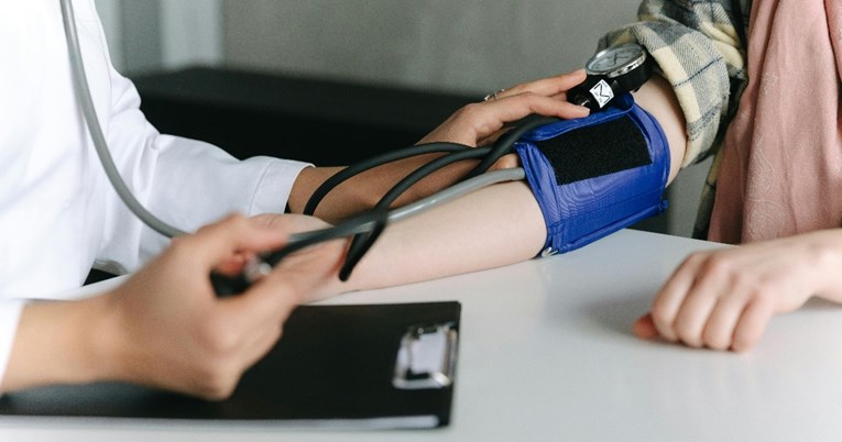 Kiropraktičar tvrdi da jednostavna stvar može sniziti krvni tlak u par minuta