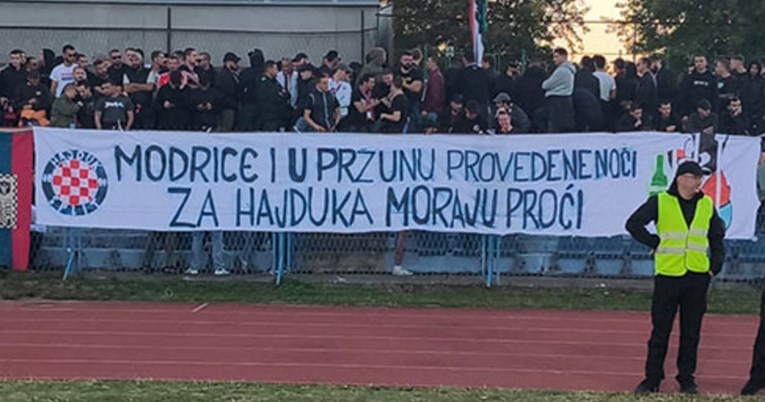 VIDEO Torcida u Vinkovcima istaknula svoj kultni transparent