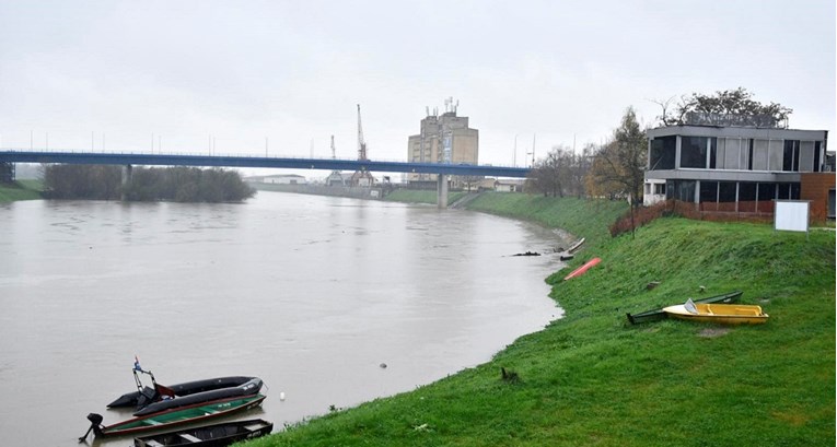 Policajac u Sisku spasio staricu od utapanja