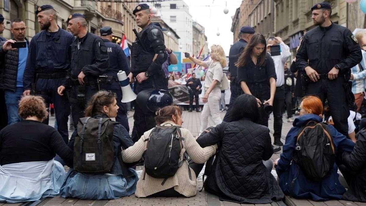 Interventna odnijela žene koje su sjele pred hodače, Markić napala Tomaševića