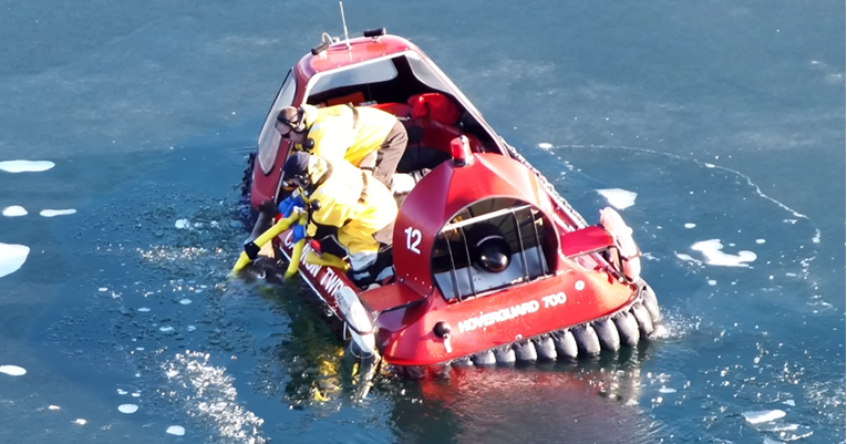 Jeleni propali kroz led u jezero, spasili iz vatrogasci uz pomoć lebdjelice