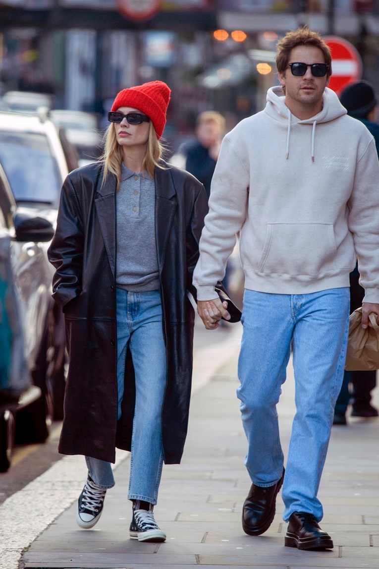 Margot Robbie nosi traperice koje su ponovno in - i tenisice koje mnogi već imaju