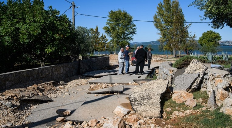 FOTO Posljedice bujica u Dalmaciji: Voda u kućama, podignut asfalt, porušena plaža...