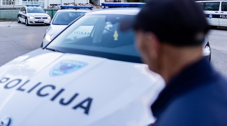 Vozač BMW-a i motociklist se naganjali Mostarom, policija spriječila oružani sukob