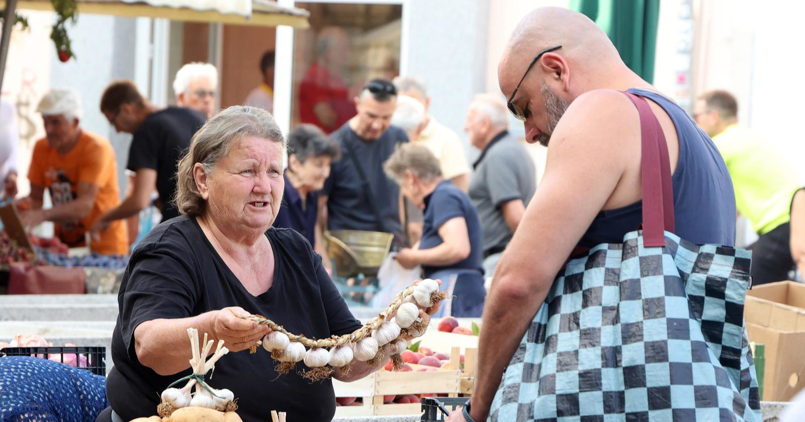 Ljetne cijene na šibenskoj tržnici: Breskve za euro, rajčice za dva