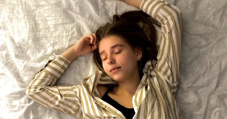 Što je najzdravije - spavanje na boku, trbuhu ili leđima? Stručnjaci nude odgovore