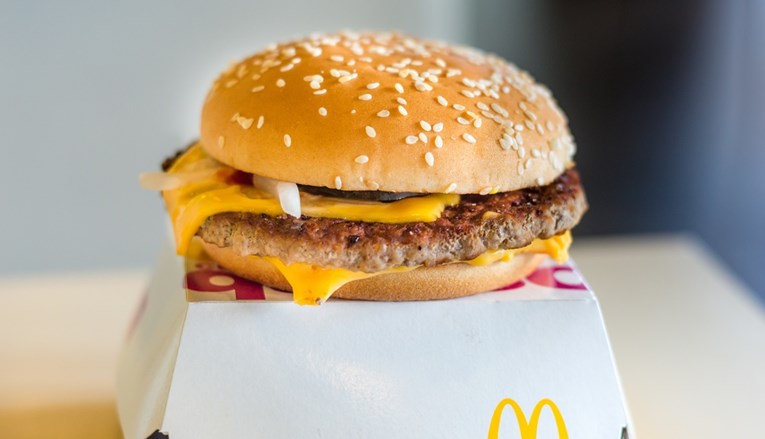 Epidemija E. coli u SAD-u zbog McDonald'sovog burgera. "Izvor bi mogao biti luk"