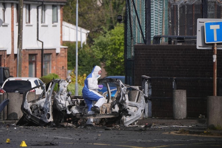 VIDEO Digli auto u zrak ispred policijske postaje u Irskoj. Uhićen jedan osumnjičenik