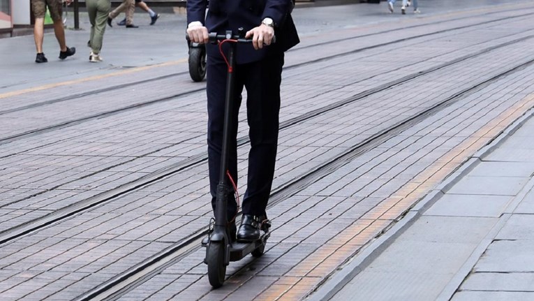 U Zagrebu teško ozlijeđen vozač električnog romobila. Nije jasno zbog čega je pao