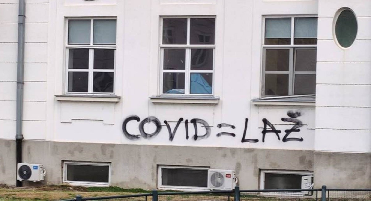 Netko je sad i na osječkom Domu zdravlja napisao "COVID = laž"