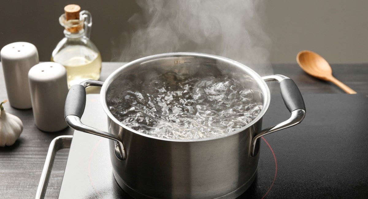 Jednostavan trik uklanja do 90 posto mikroplastike iz vode za piće