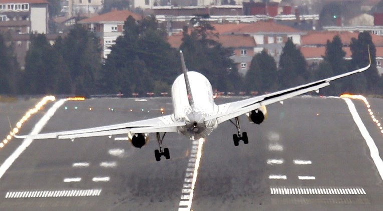 Pilot aviona prolio kavu na letu za Meksiko pa morao prisilno sletjeti