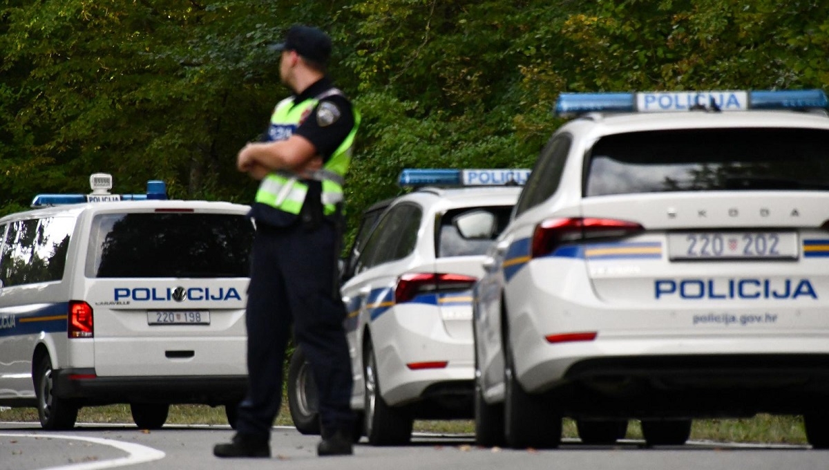 Kod Osijeka prešao u suprotnu traku i izazvao sudar, vatrogasci ga vadili iz auta