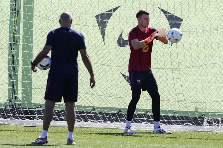 Barcelona registrirala Livakovića. Bit će drugi golman