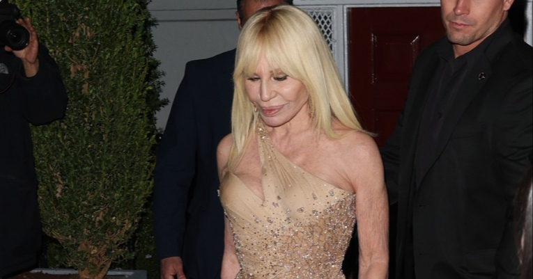 Donatella Versace (71) zablistala u zlatnoj kombinaciji