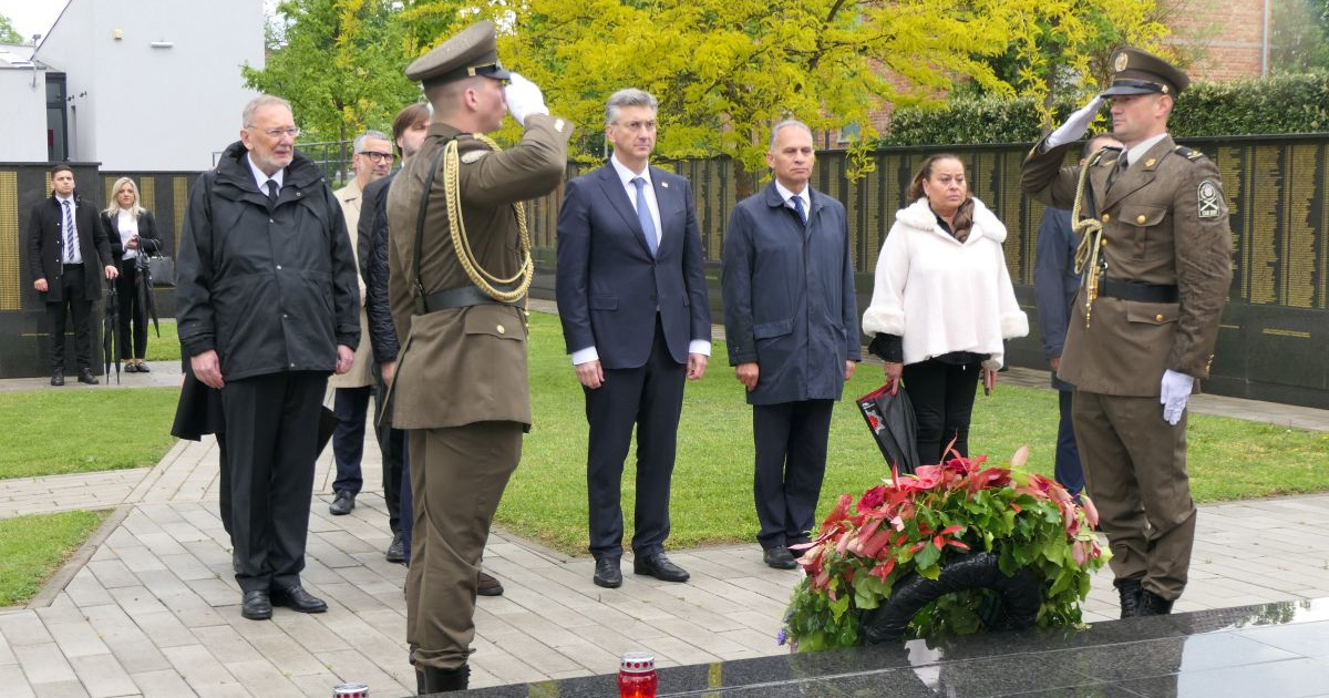 Plenković i Kajtazi  u Uštici položili vijenac za stradale Rome