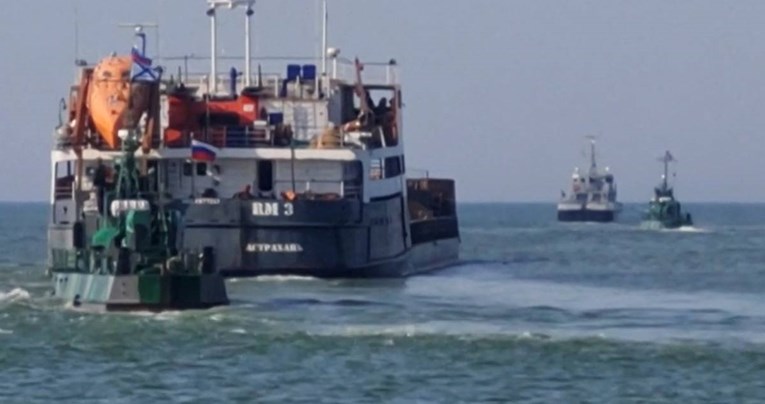 VIDEO Rusija iz luke u Mariupolju pustila prvi teretni brod, pratila ga mornarica