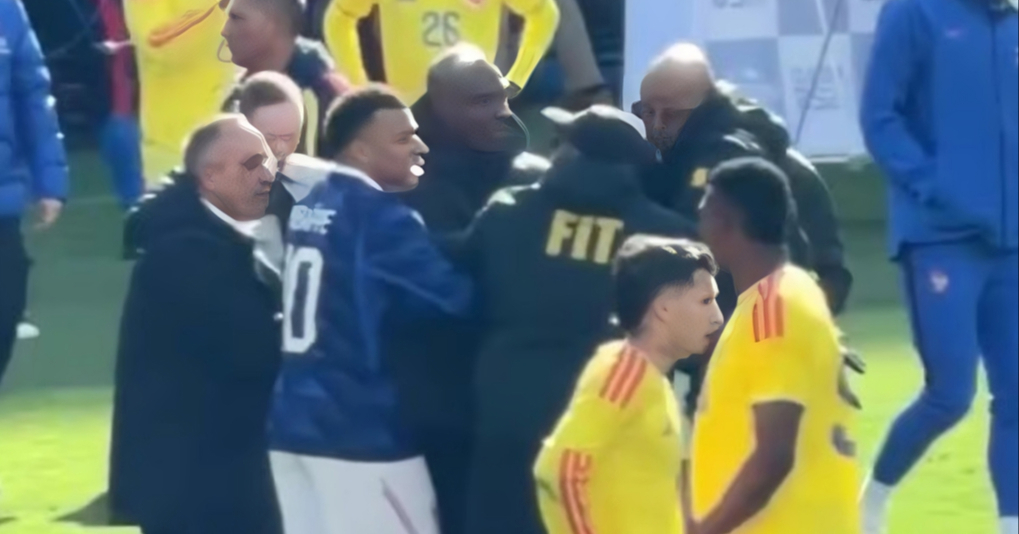 Policajci uhvatili navijača koji je uletio na teren. Pogledajte reakciju Mbappea