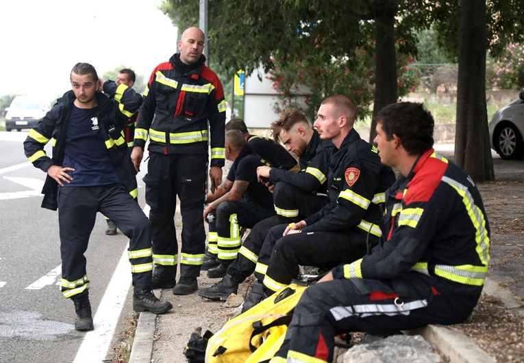 Umorni heroji: Izrazi lica iscrpljenih vatrogasaca kod Grebaštice govore sve...
