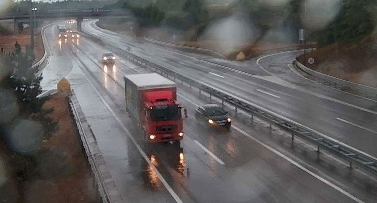 Kolnici mjestimice mokri i skliski, srna na A6