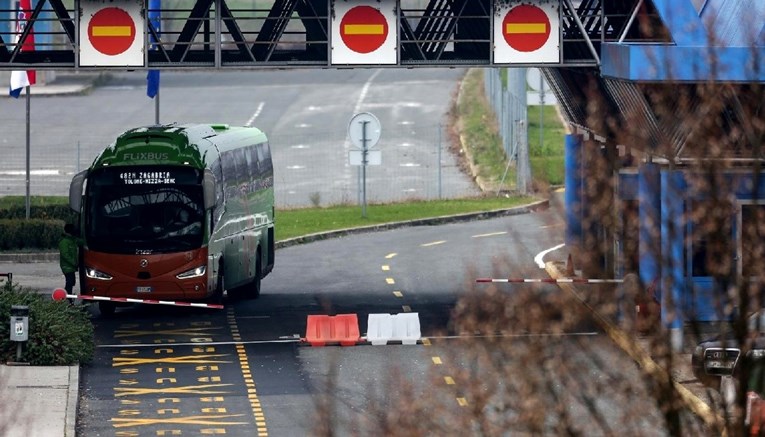 Bus s turistima iz Hong Konga čekao na Bregani, nisu smjeli izaći van