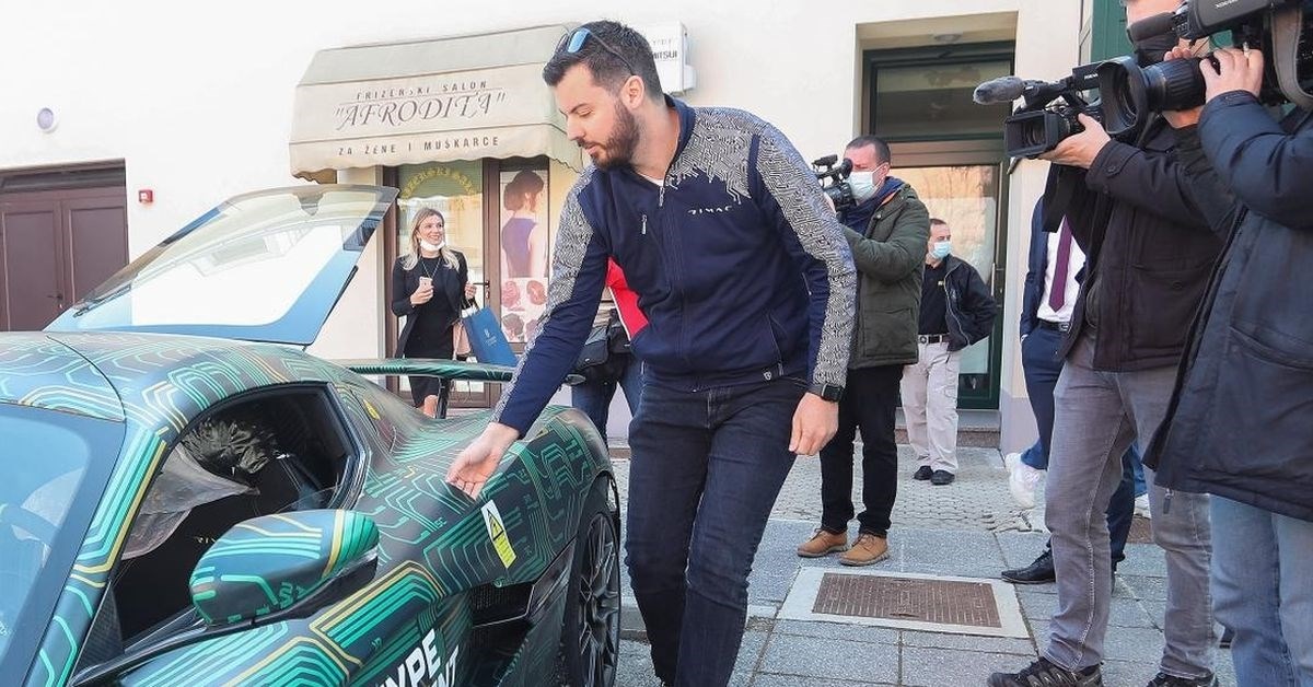 Pogledajte u kakvom je autu Rimac došao na potpisivanje ugovora za kampus