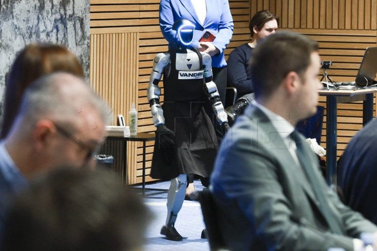 Održan okrugli stol o AI-ju na tržištu rada. Došla i robotica Tonka