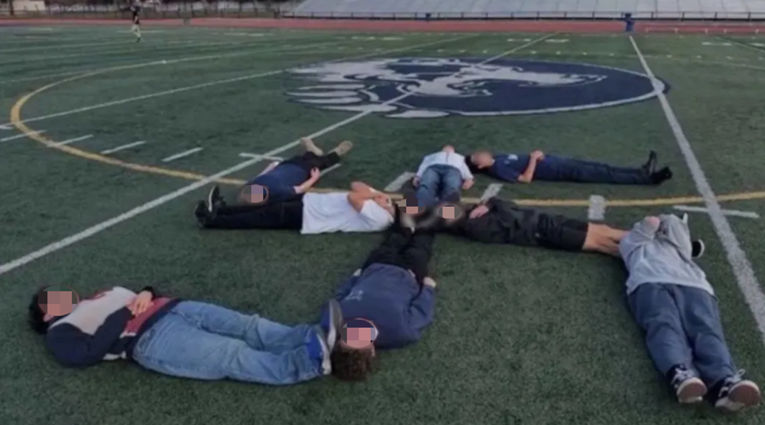 Srednjoškolci u Kaliforniji formirali svastiku, sliku objavili s Hitlerovim citatom