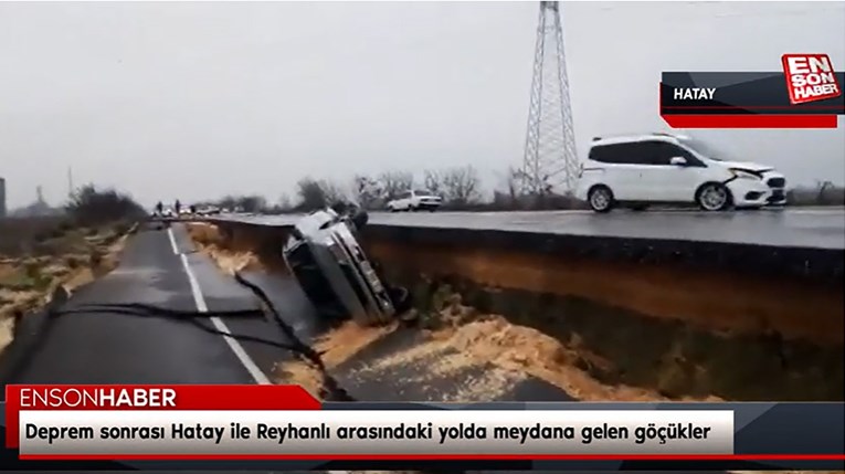 FOTO Nakon potresa propala cesta u Turskoj, auti upadali u rupu