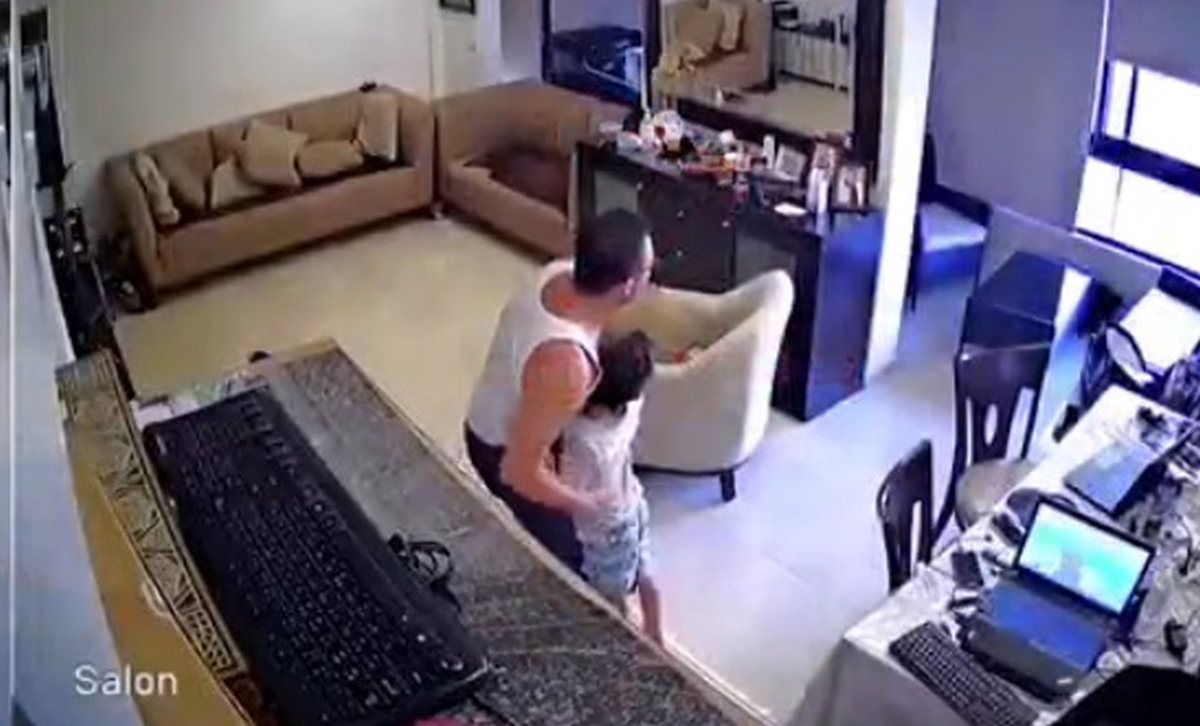 Snimka oca koji pokušava zaštititi sina nakon eksplozije u Bejrutu slama srce