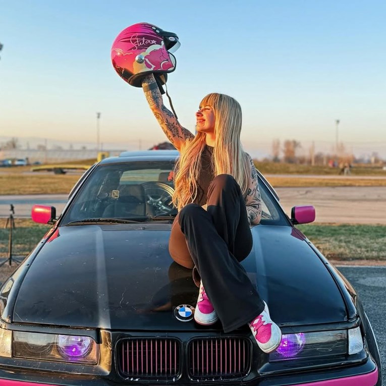 Stela Rade u tenisicama koje odmah podignu svaki outfit