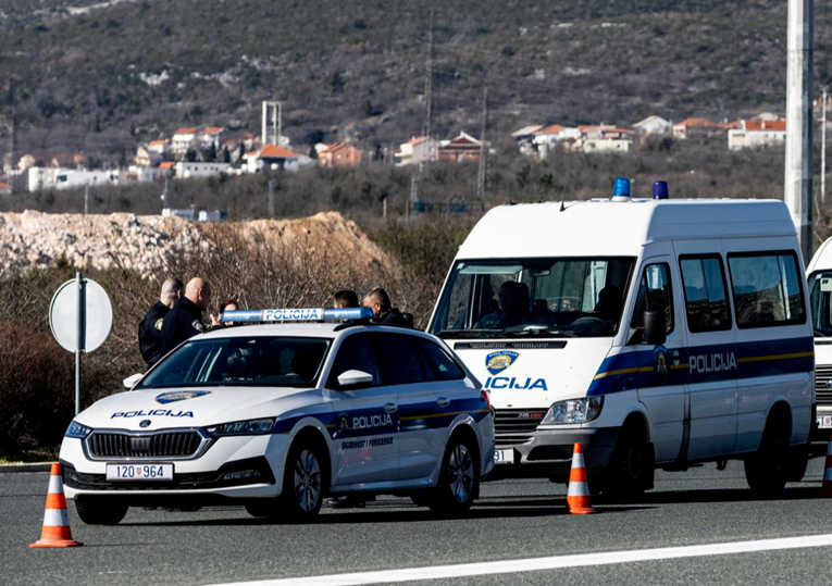 Pijan vozio u suprotnom smjeru na A1 pa se zabio u kamione. Teško je ozlijeđen