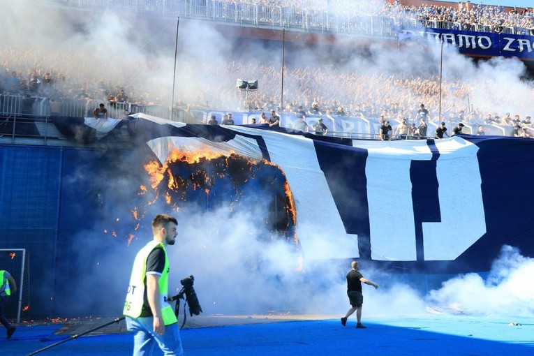 Širi se fotka naprave kojom je Torcida zapalila transparent Boysa na derbiju?