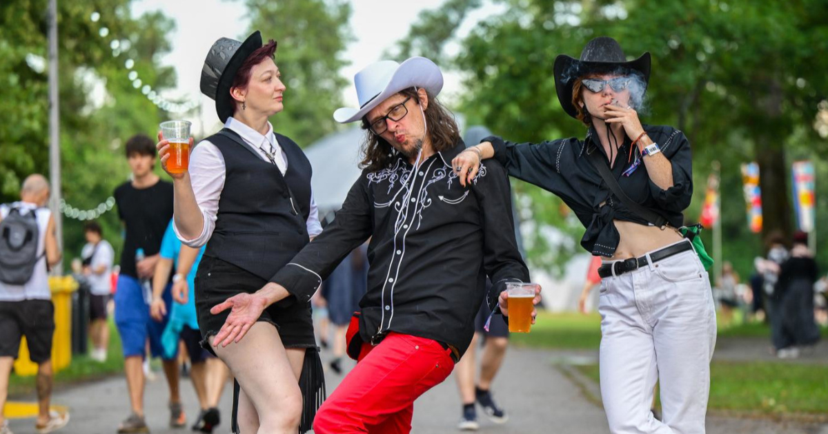 FOTO Zanimljive ljetne kombinacije i kabanice obilježile prvi dan INmusica