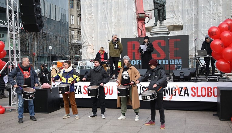 Stotinjak ljudi na Cvjetnom trgu pružilo podršku ženama žrtvama nasilja