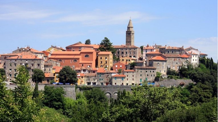 Labin uveo rigorozne mjere, zatvorili sve, ograničili čak i sprovode