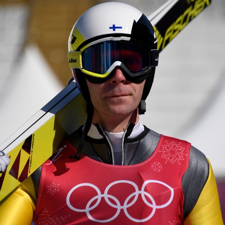 Legendarni skakač pijan teturao pa prekinuo koncert. "Molim vas za oprost"