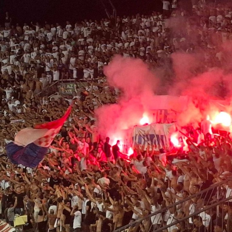 Torcida zapalila transparent sa srpskim obilježjima i vikala "Za dom spremni"