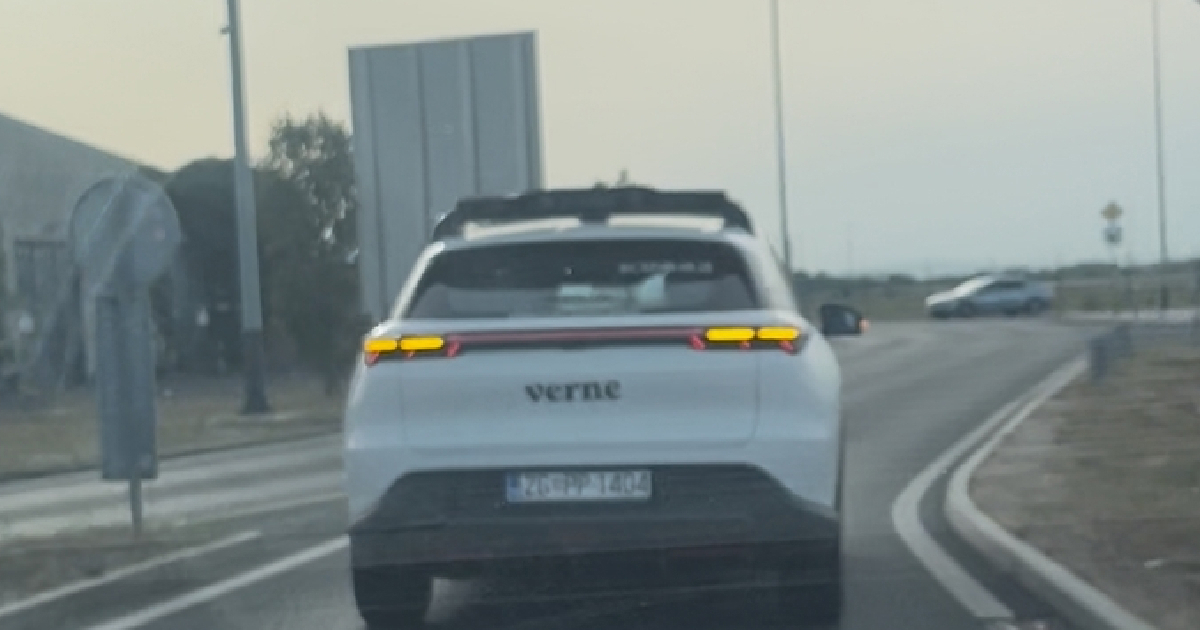 VIDEO Verneov robotaksi oduzeo prednost autu u kružnom toku kod zagrebačkog aerodroma