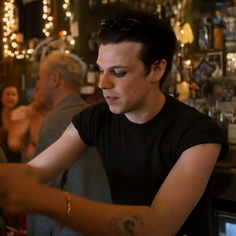 Tip naručio piće u pubu pa shvatio tko je iza šanka