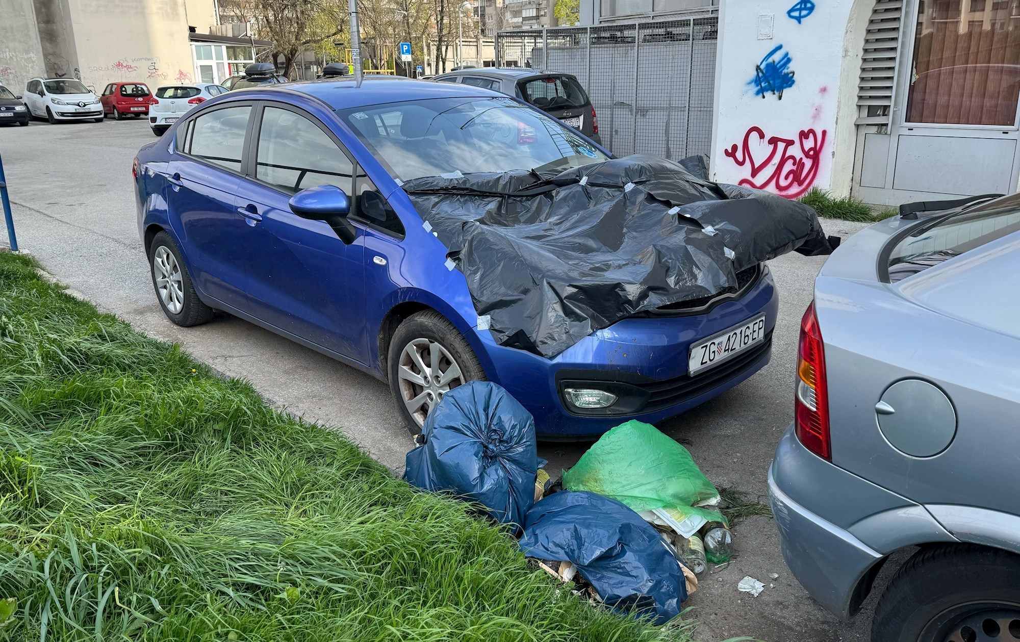 VIDEO I FOTO S poznatog nebodera u Zagrebu netko bacio smeće, razbio auto invalida